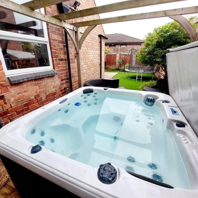 3 Bed Luxury Victorian With Hot Tub * Nottingham