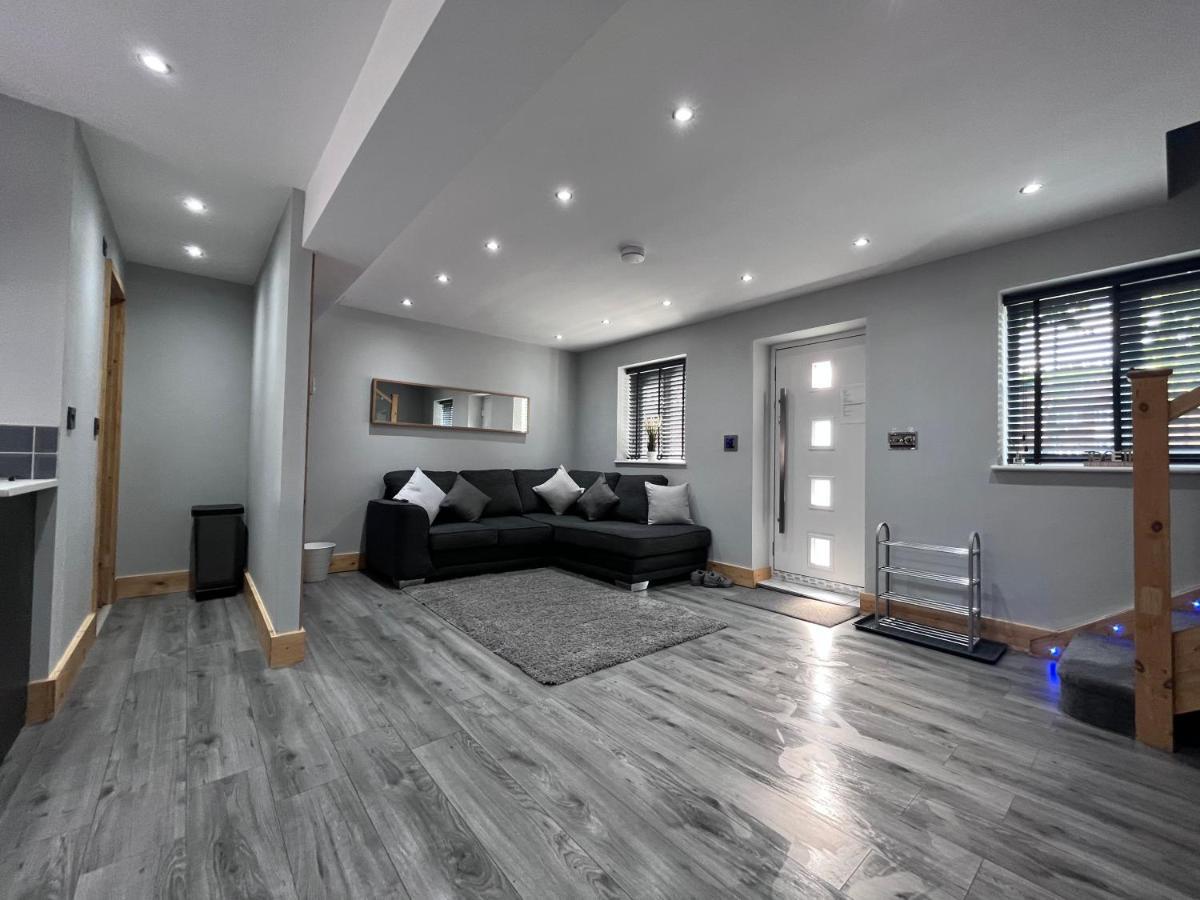 Entire Two Bedroom & Free Parking Apartment *