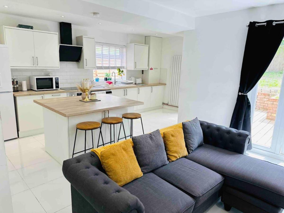 Charming 3-bed Minutes From Centre Holiday home