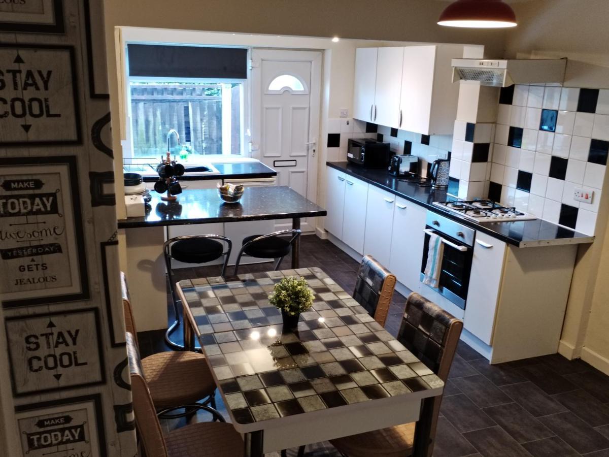 Comfortable 4-bed House In Hucknall Holiday home *