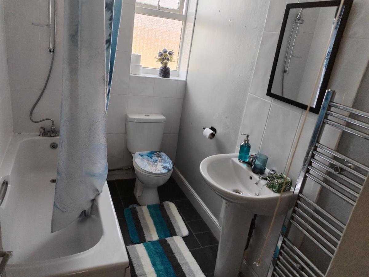 Comfortable 4-bed House In Hucknall Holiday home