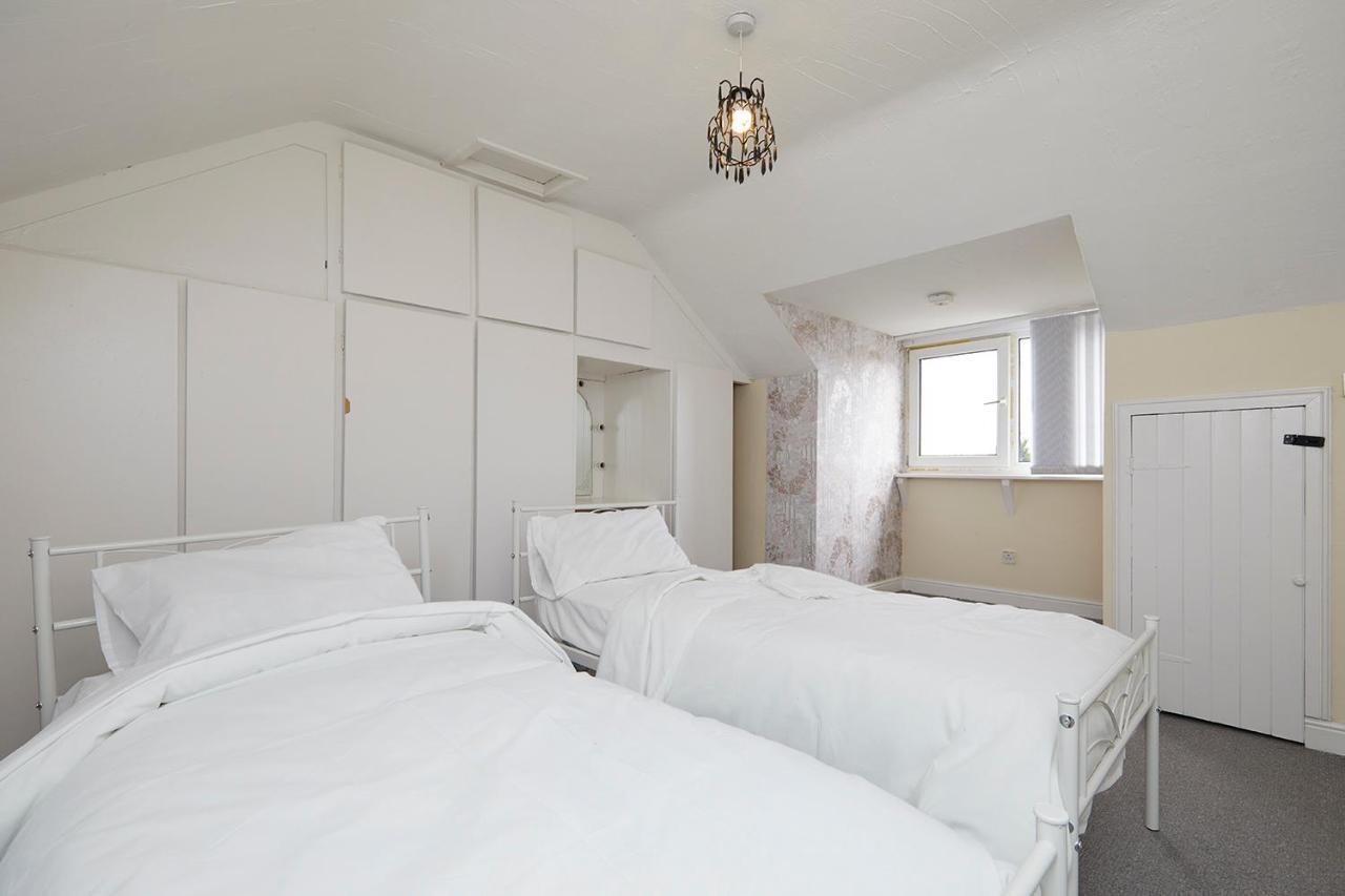 Comfortable 4-bed House In Hucknall *