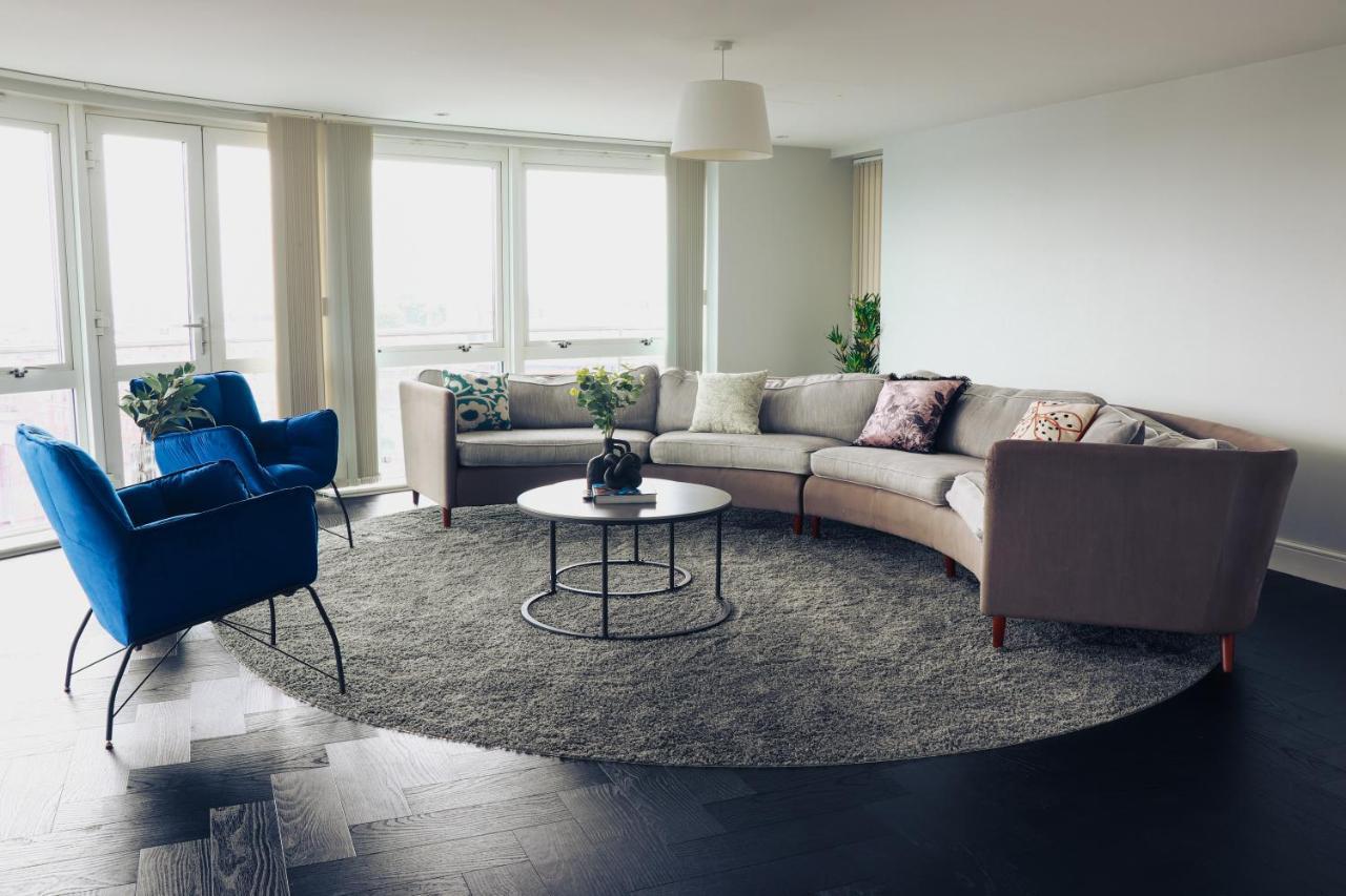 Luxury Three-bedroom Penthouse- By Resify