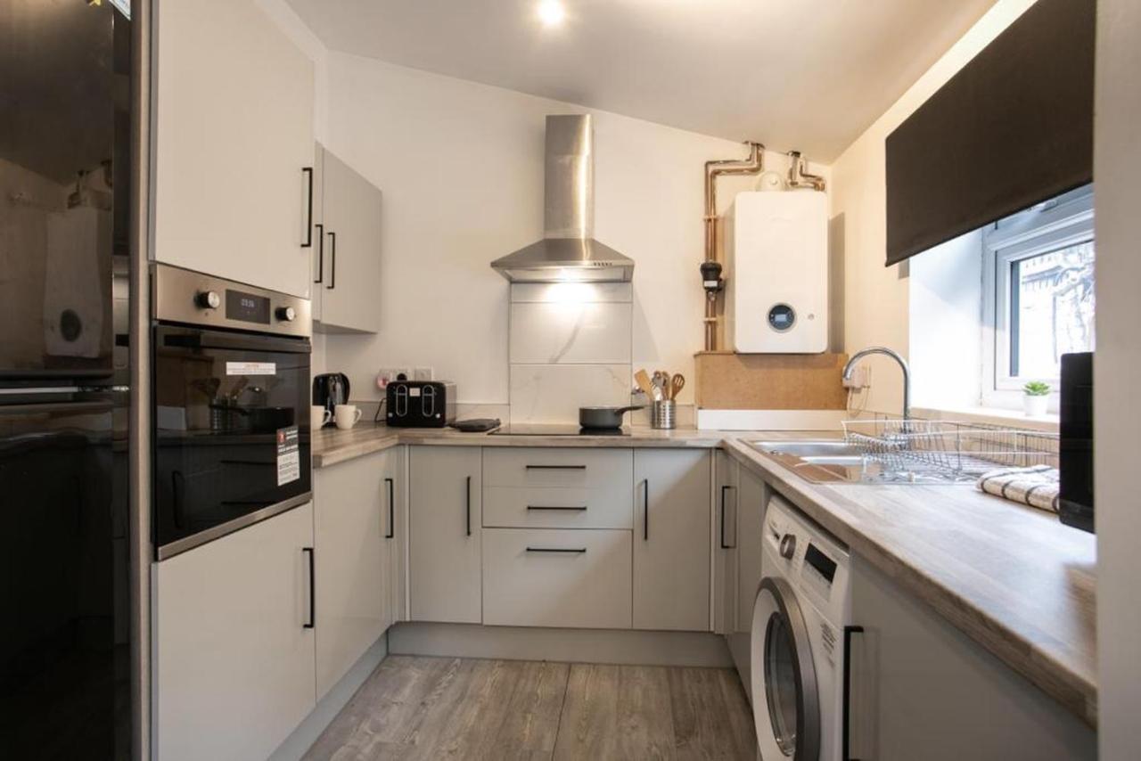 Spacious 2 Bedroom - 5 Mins From Qmc, Universities And Centre!