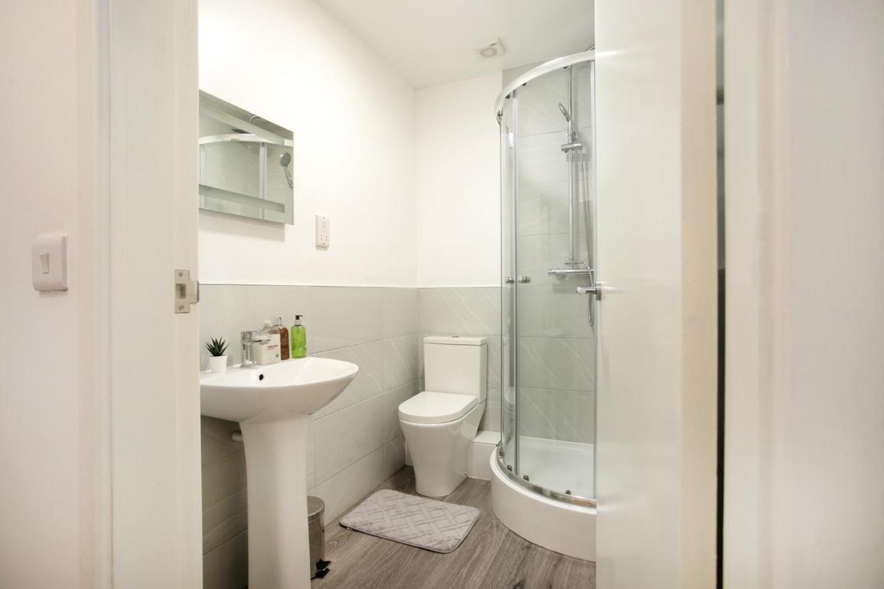 Spacious 2 Bedroom - 5 Mins From Qmc, Universities And Centre! Apartment