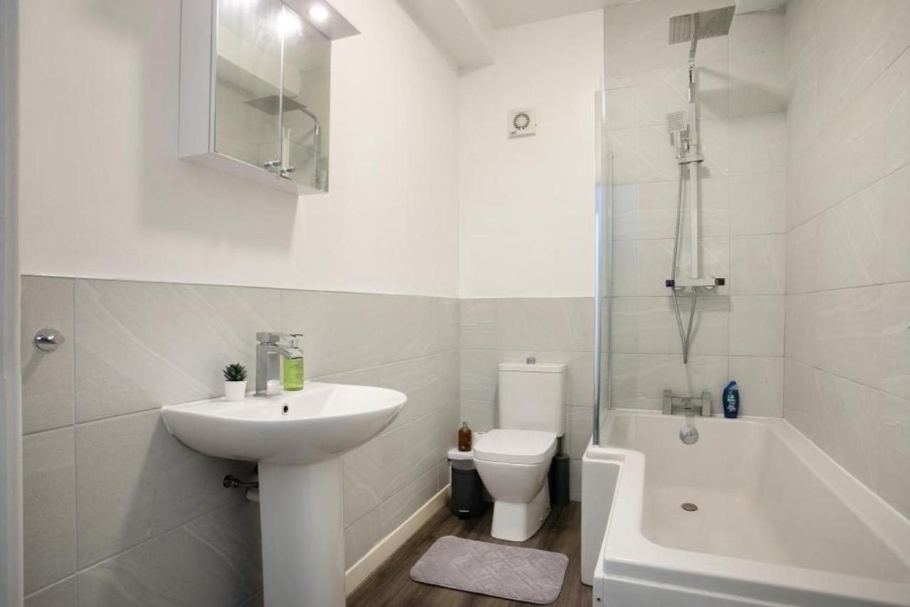 Spacious 2 Bedroom - 5 Mins From Qmc, Universities And Centre!