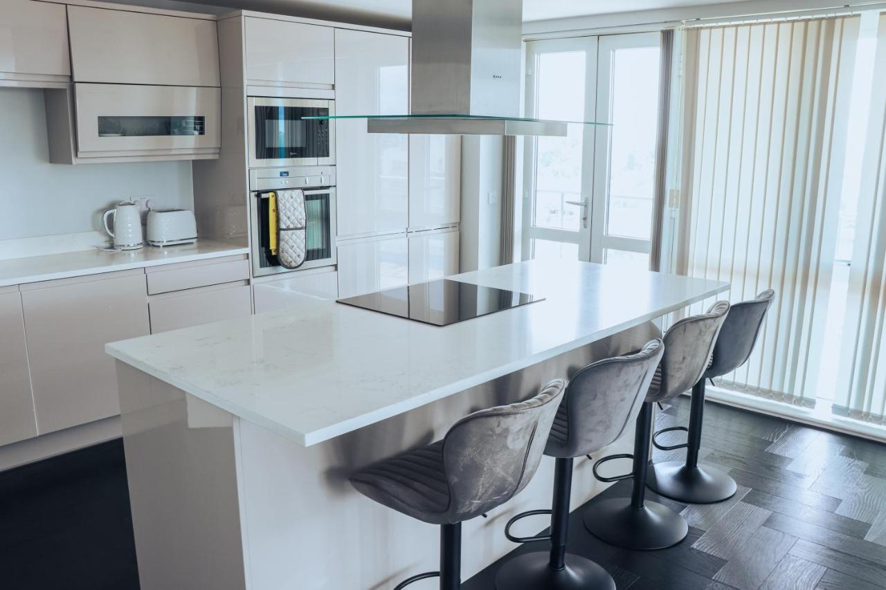 Luxury Three-bedroom Penthouse- By Resify *