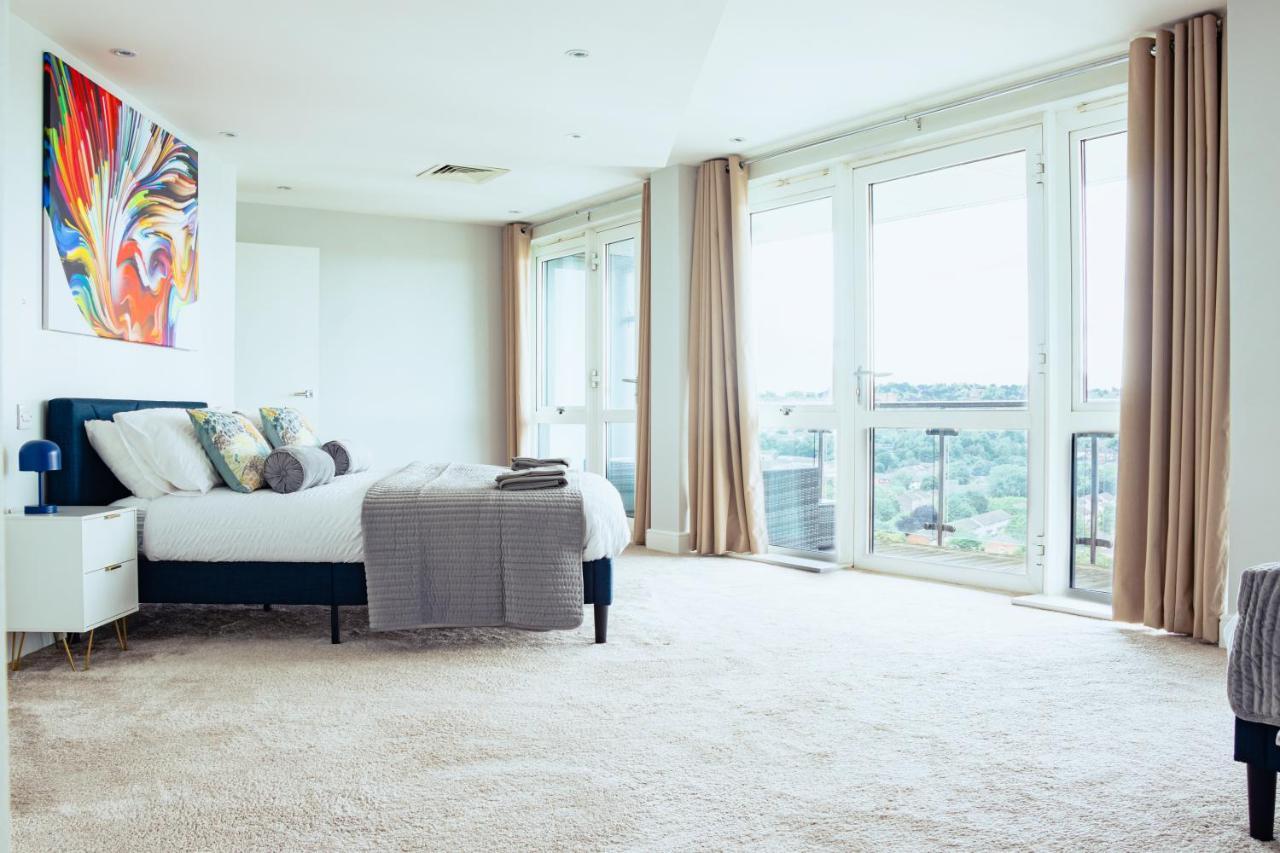 Apartment Luxury Three-bedroom Penthouse- By Resify *
