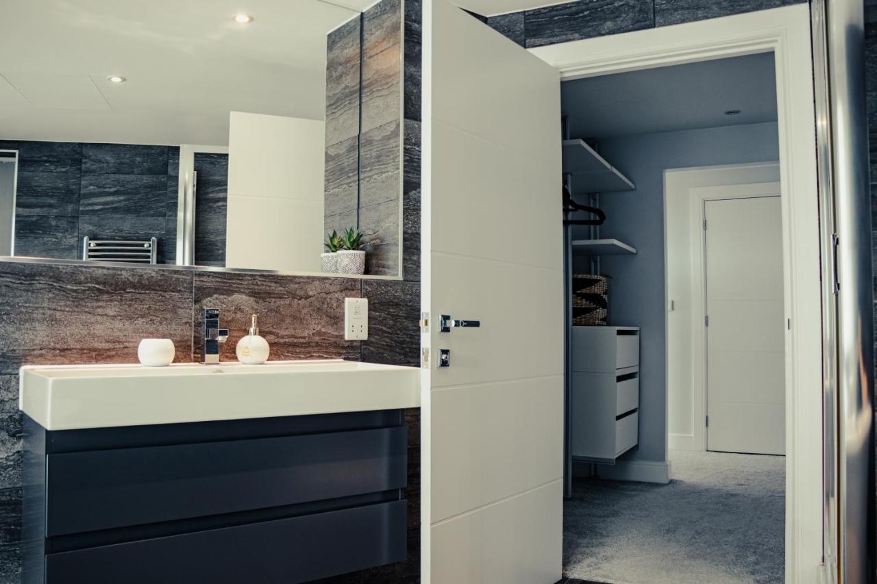 Apartment Luxury Three-bedroom Penthouse- By Resify
