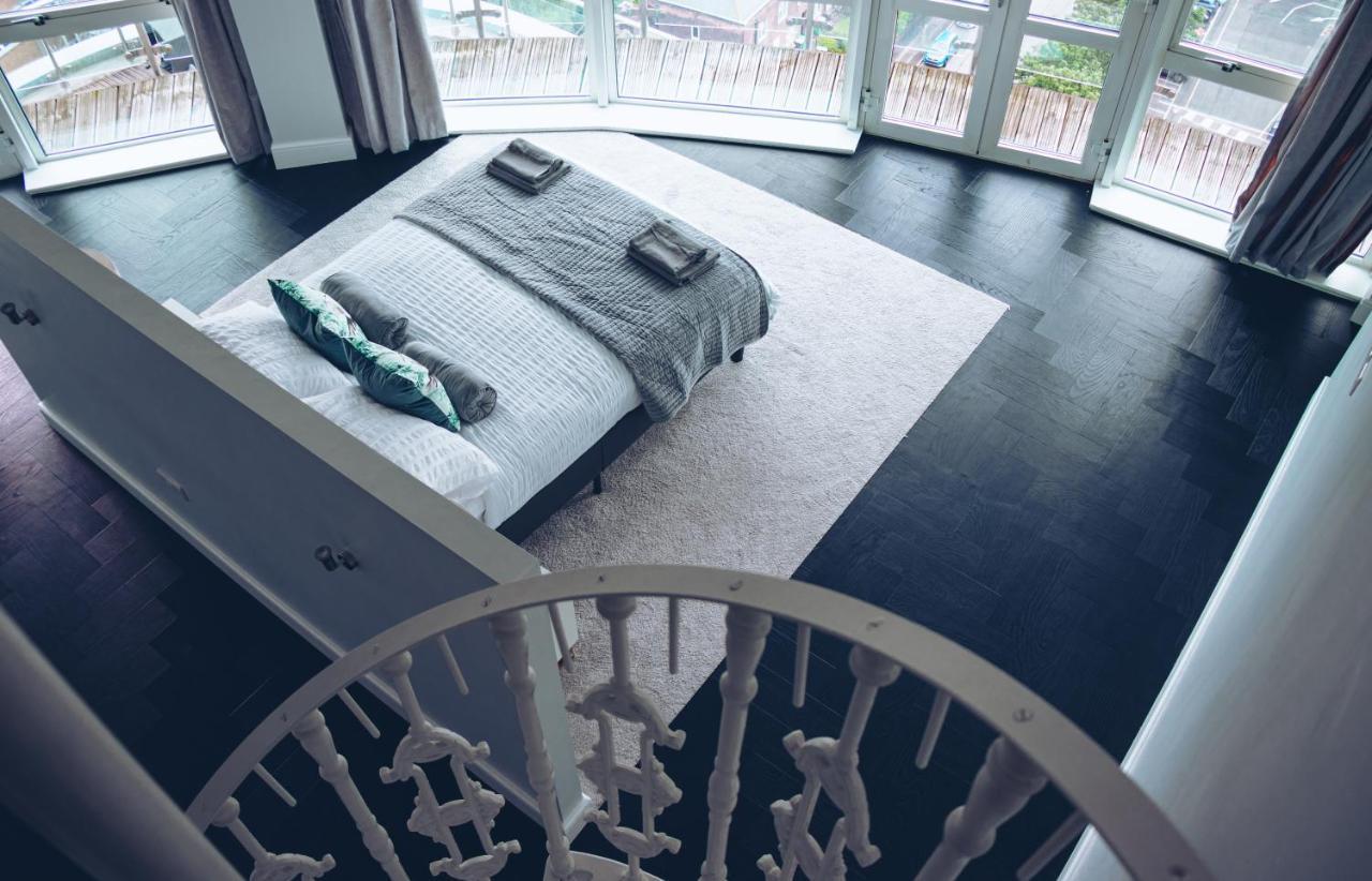 Luxury Three-bedroom Penthouse- By Resify