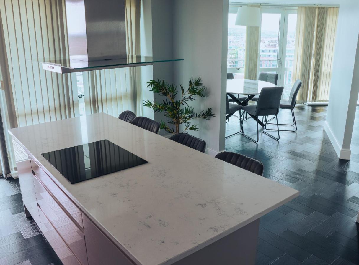 Luxury Three-bedroom Penthouse- By Resify *