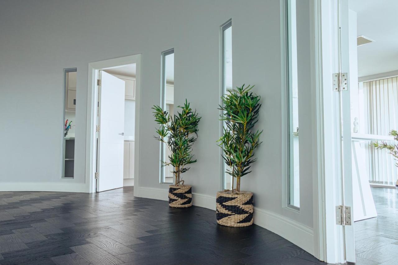 Apartment Luxury Three-bedroom Penthouse- By Resify *