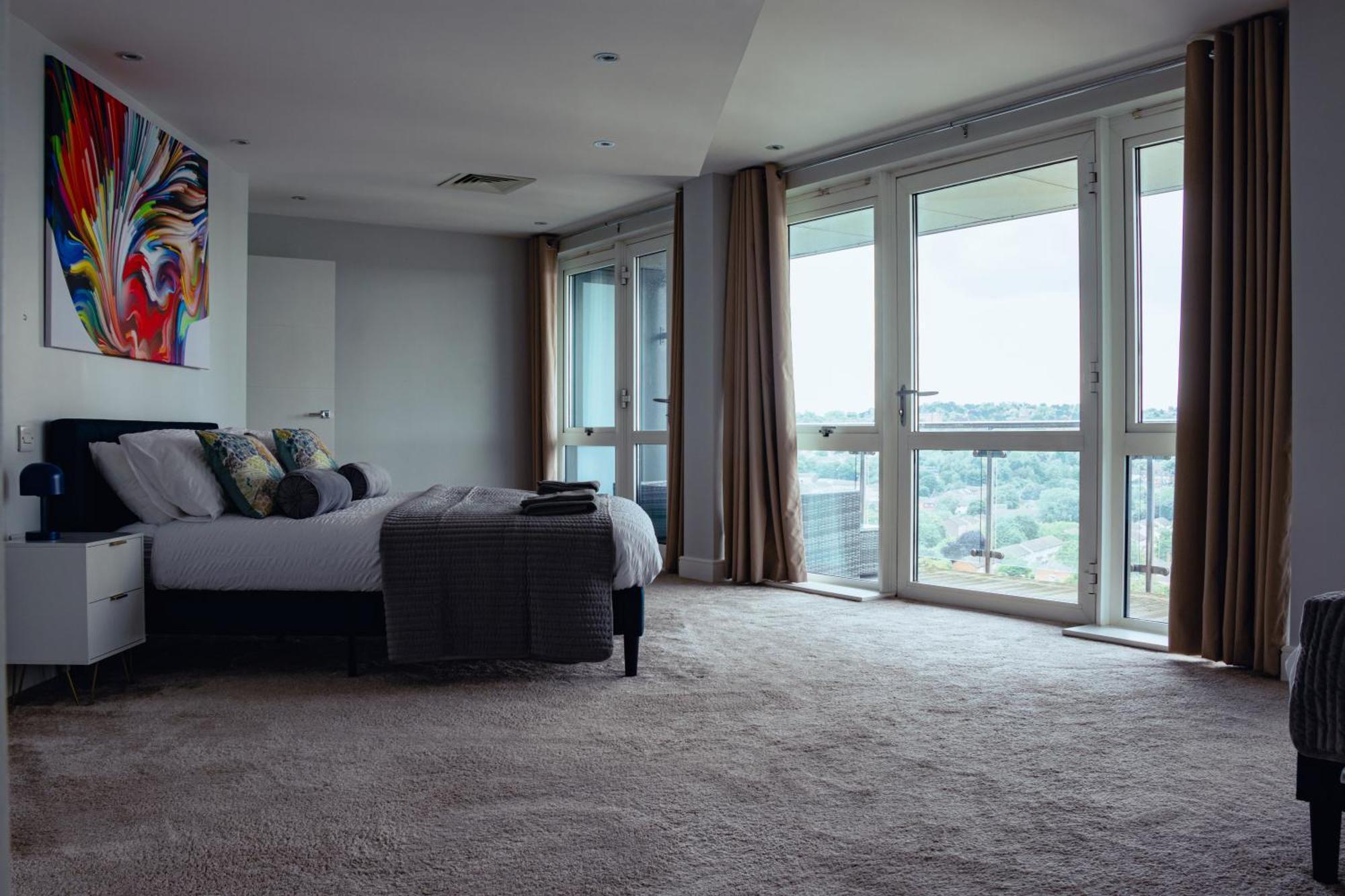Luxury Three-bedroom Penthouse- By Resify Nottingham