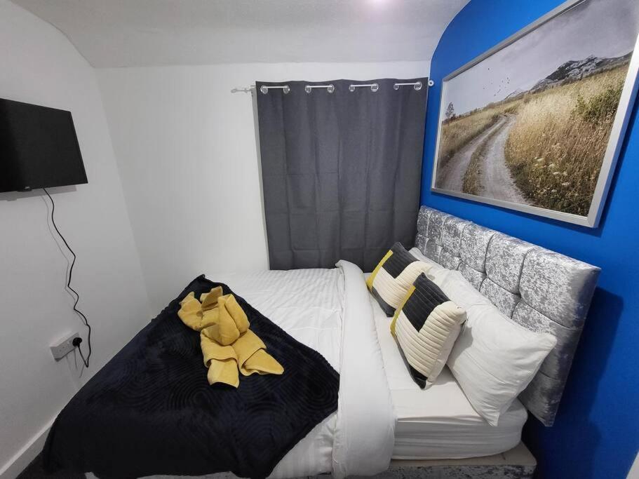 3 Bed House, Free Parking. Great For Work Crews - Sleep Rest