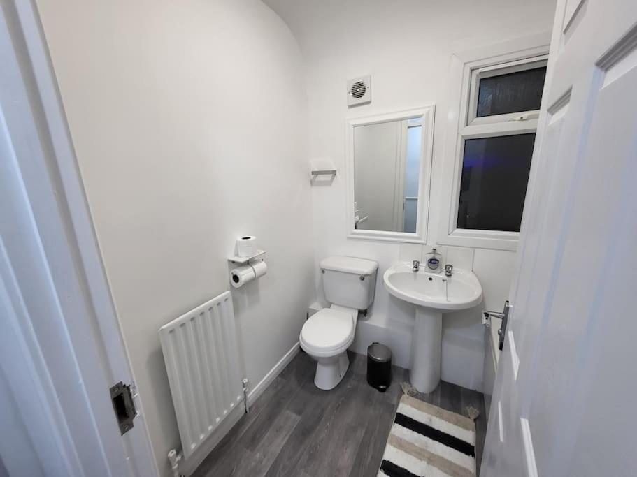 Apartment 3 Bed House, Free Parking. Great For Work Crews - Sleep Rest *