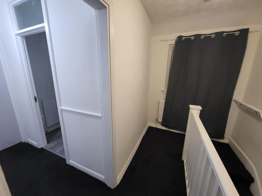 3 Bed House, Free Parking. Great For Work Crews - Sleep Rest