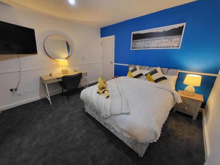 3 Bed House, Free Parking. Great For Work Crews - Sleep Rest *