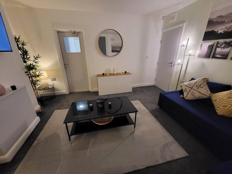 3 Bed House, Free Parking. Great For Work Crews - Sleep Rest