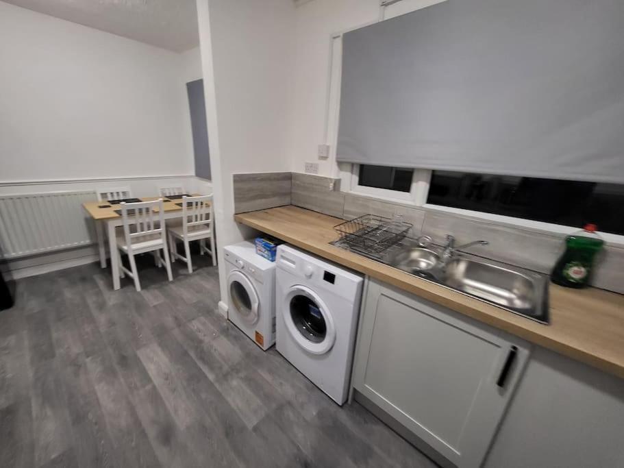 3 Bed House, Free Parking. Great For Work Crews - Sleep Rest * Nottingham