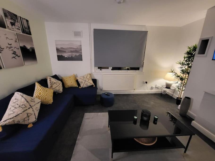 Apartment 3 Bed House, Free Parking. Great For Work Crews - Sleep Rest *