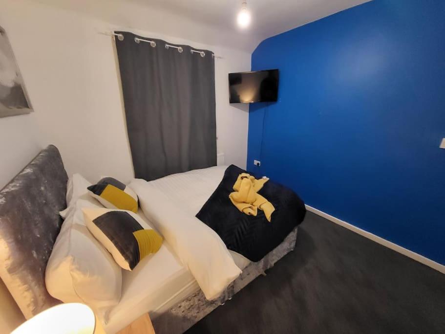 Apartment 3 Bed House, Free Parking. Great For Work Crews - Sleep Rest
