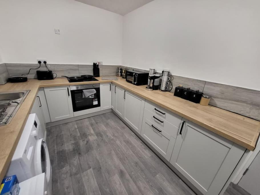 3 Bed House, Free Parking. Great For Work Crews - Sleep Rest *