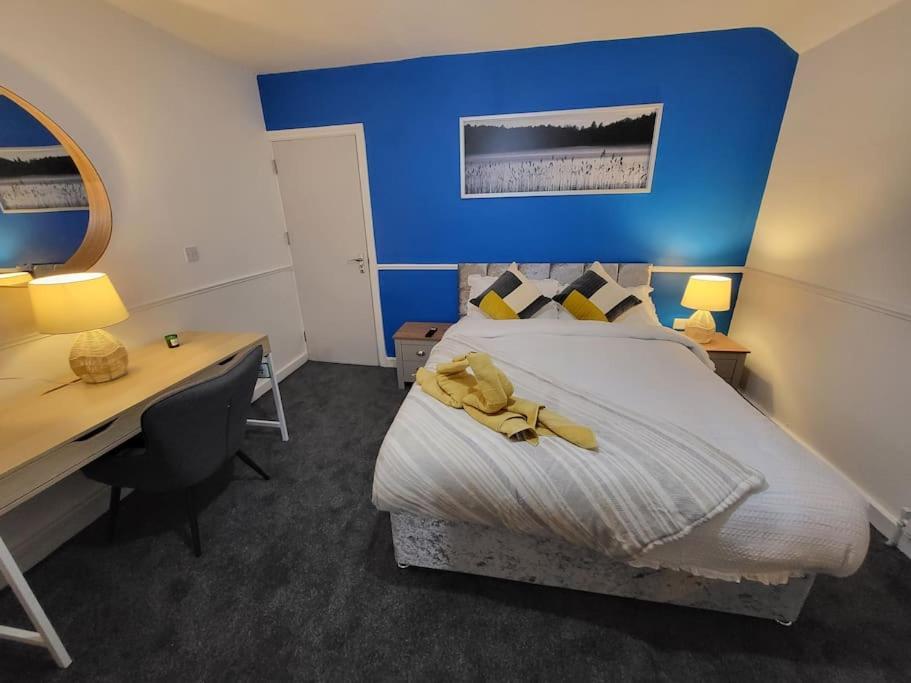 3 Bed House, Free Parking. Great For Work Crews - Sleep Rest Apartment *