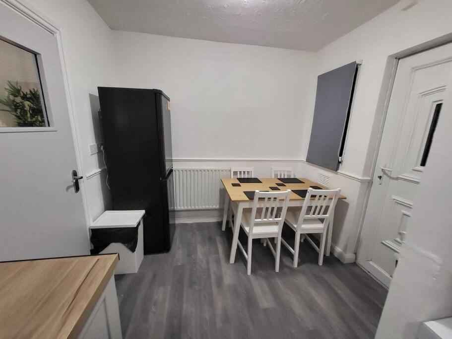 3 Bed House, Free Parking. Great For Work Crews - Sleep Rest
