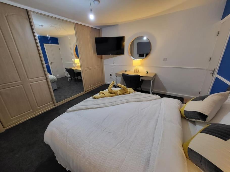 3 Bed House, Free Parking. Great For Work Crews - Sleep Rest