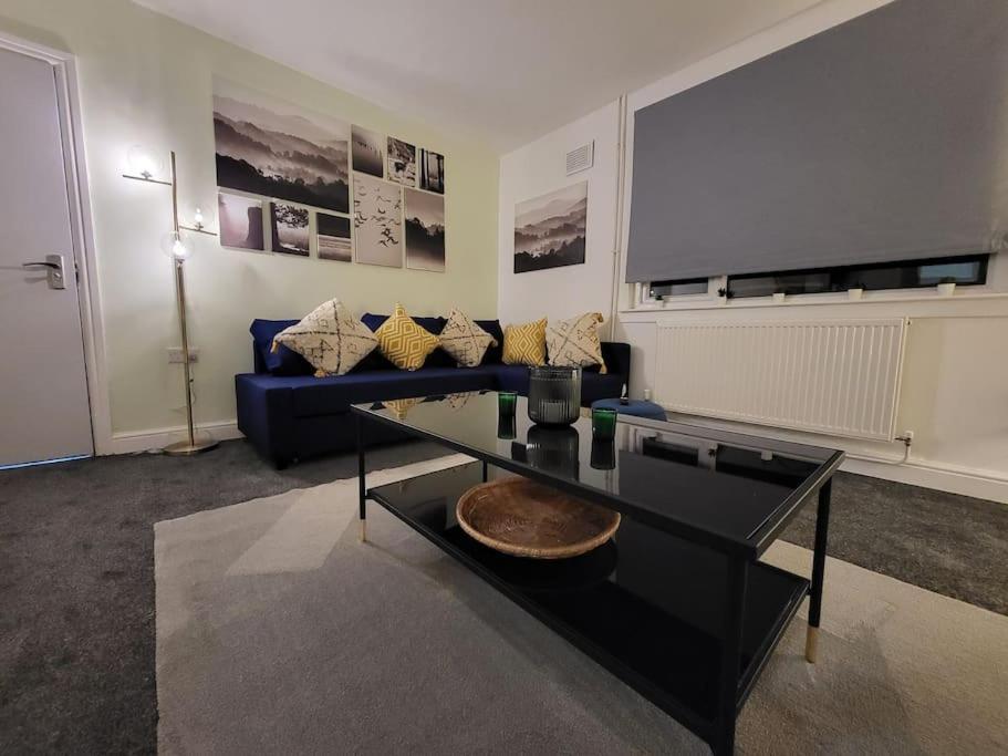3 Bed House, Free Parking. Great For Work Crews - Sleep Rest
