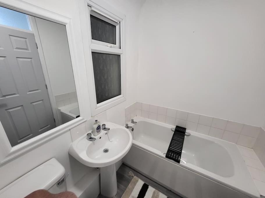 Apartment 3 Bed House, Free Parking. Great For Work Crews - Sleep Rest *