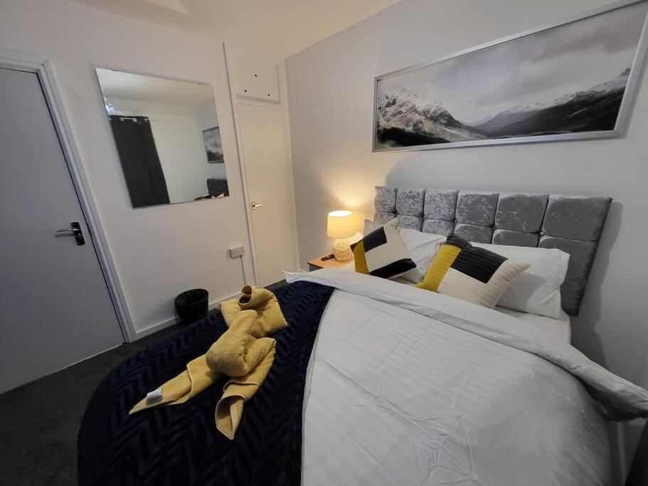 3 Bed House, Free Parking. Great For Work Crews - Sleep Rest