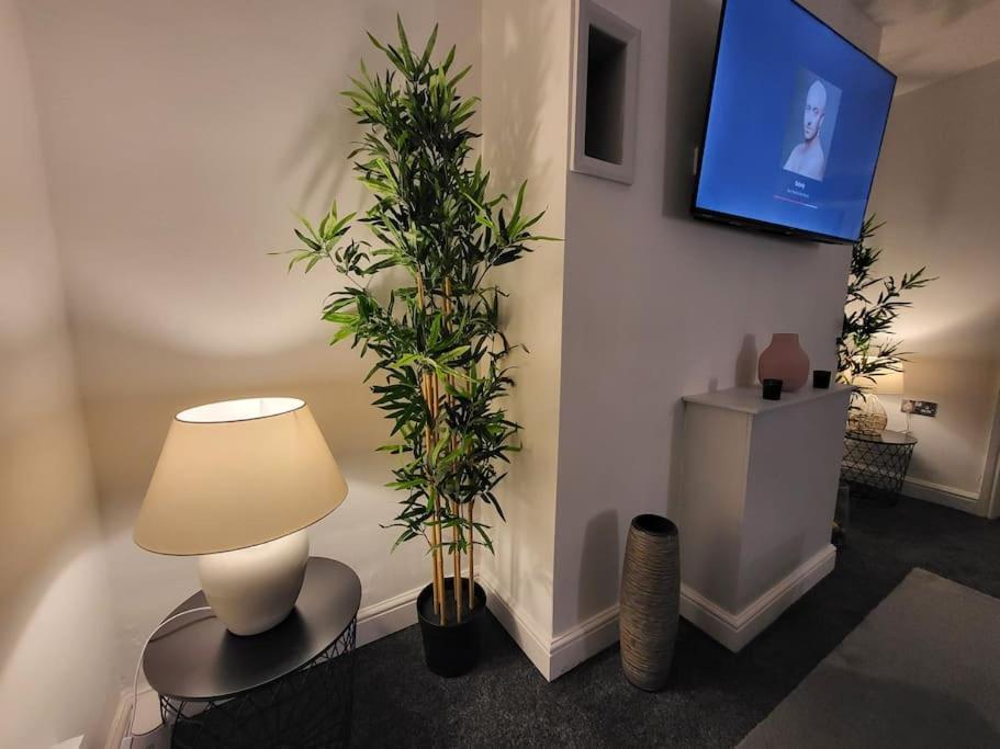 3 Bed House, Free Parking. Great For Work Crews - Sleep Rest Apartment