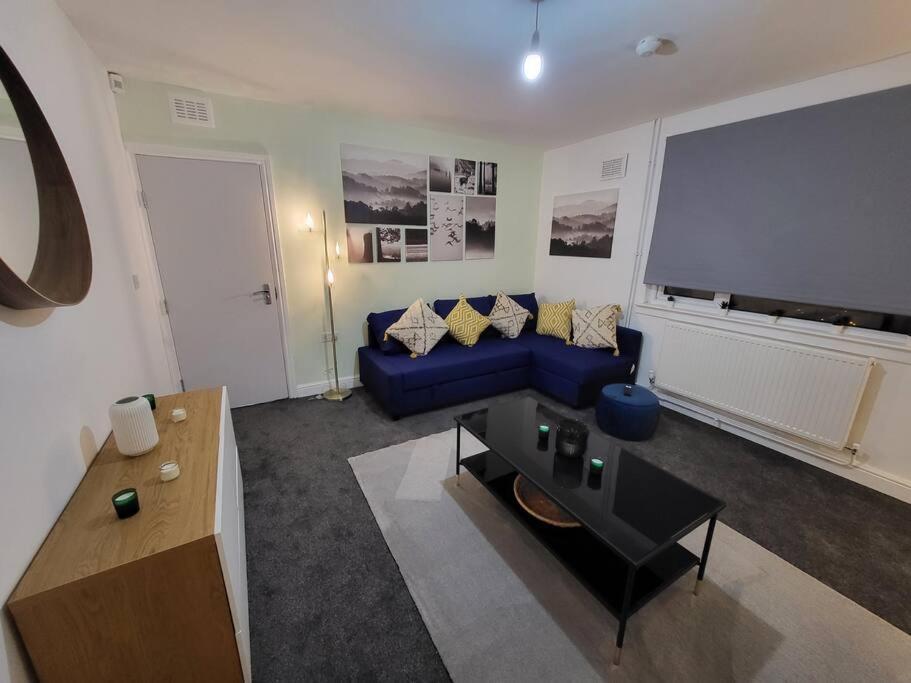 3 Bed House, Free Parking. Great For Work Crews - Sleep Rest *