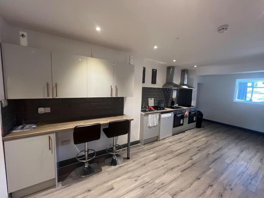 Newly Refurbished Studio, Great Location 8 Aparthotel *