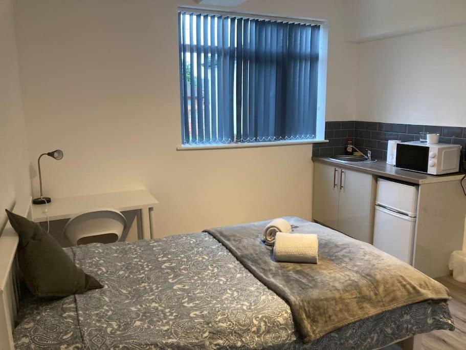 Newly Refurbished Studio, Great Location 8