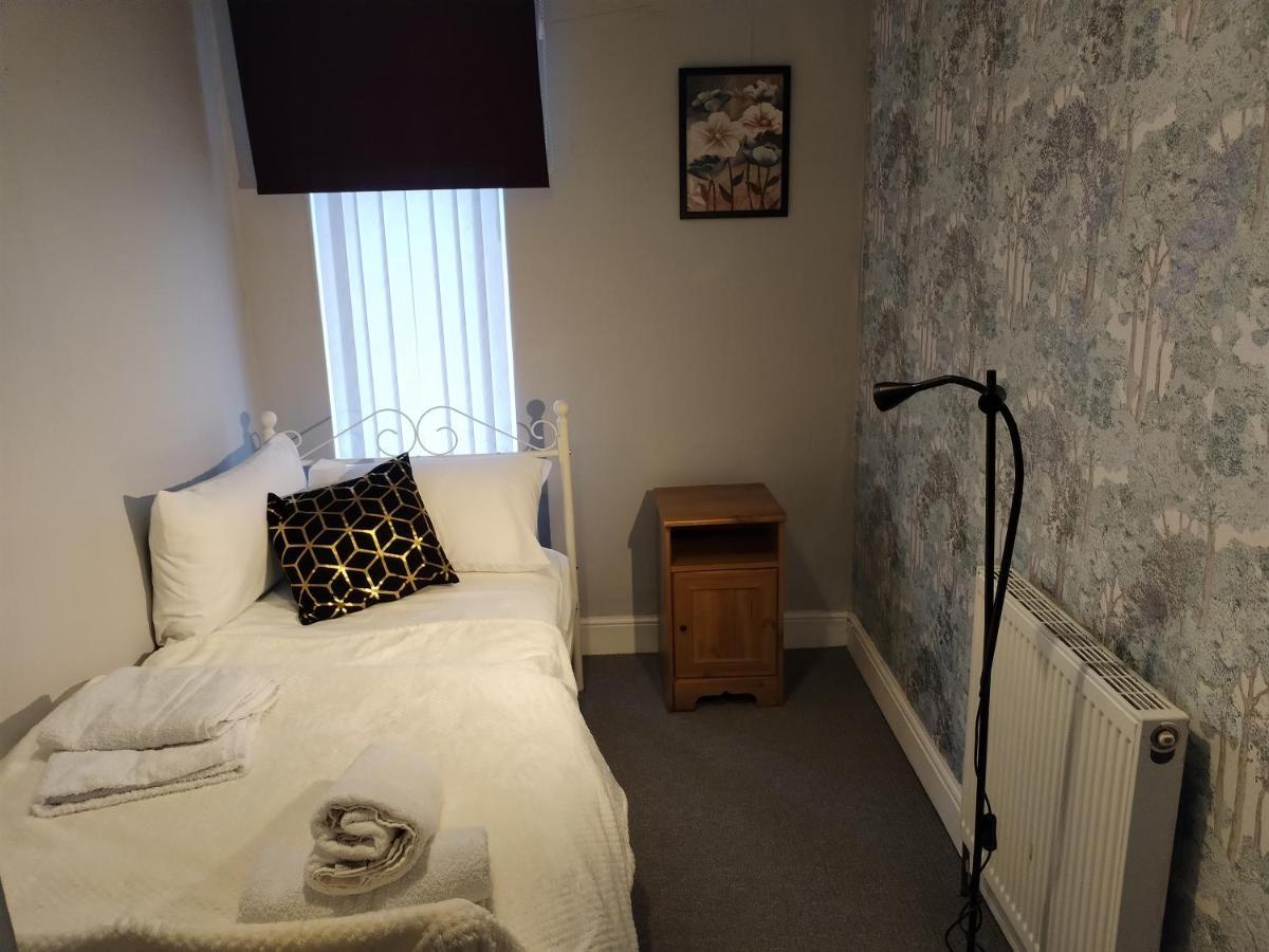 Holiday home Comfortable 4-bed House In Hucknall