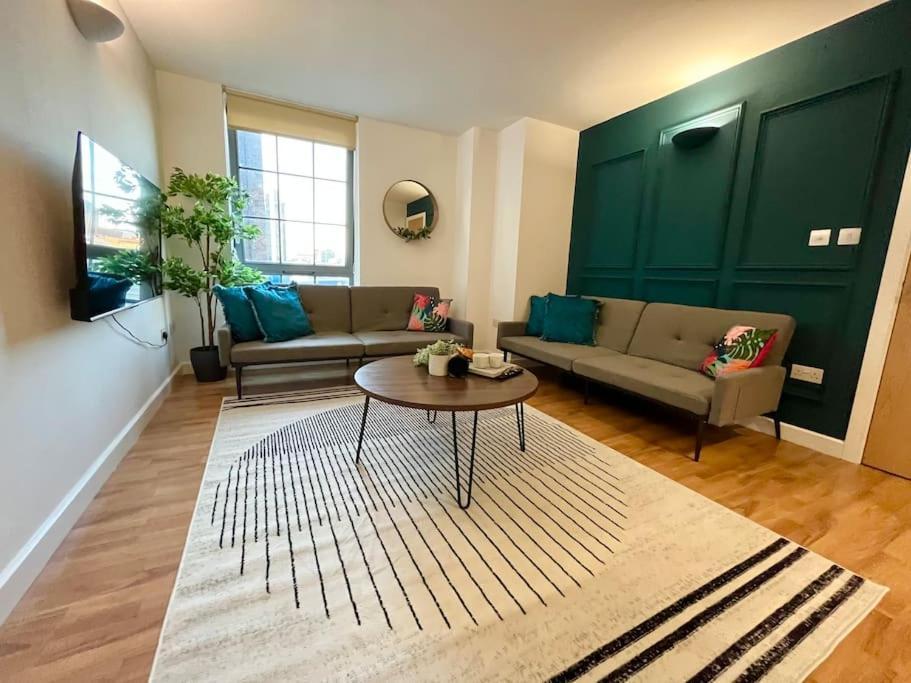 Spacious 2 Bedroom With Parking Apartment *