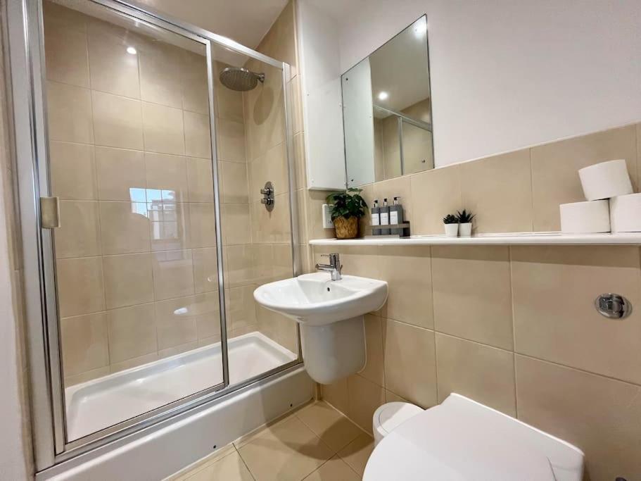 Spacious 2 Bedroom With Parking Apartment