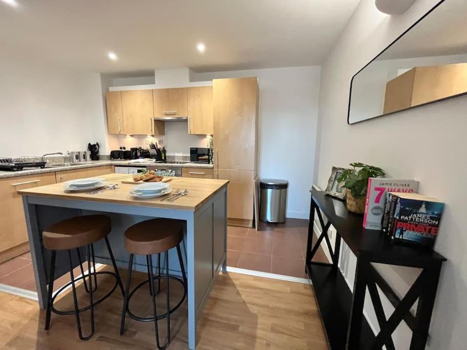 Apartment Spacious 2 Bedroom With Parking *