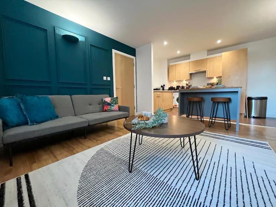 Spacious 2 Bedroom With Parking Apartment *