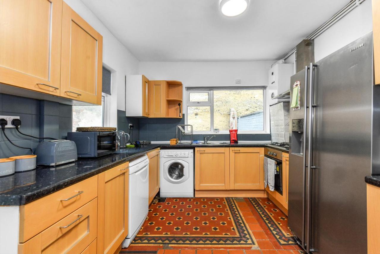 Hazel Dene - Charming 5 Bedroom, 1 Bath In Nottingham! Apartment