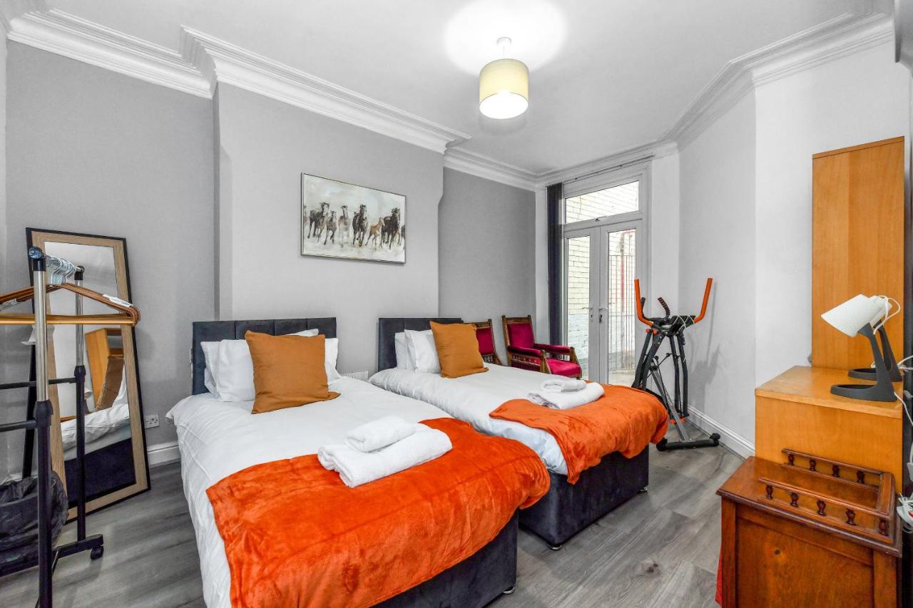 Hazel Dene - Charming 5 Bedroom, 1 Bath In Nottingham! Nottingham