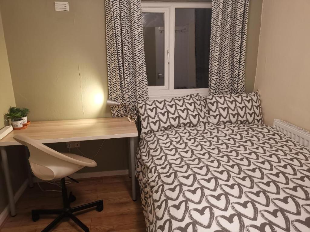 Guest house Wollanton Park Beeston Near East Midlands Conference Centre Train Station Tram Stop Nottingham