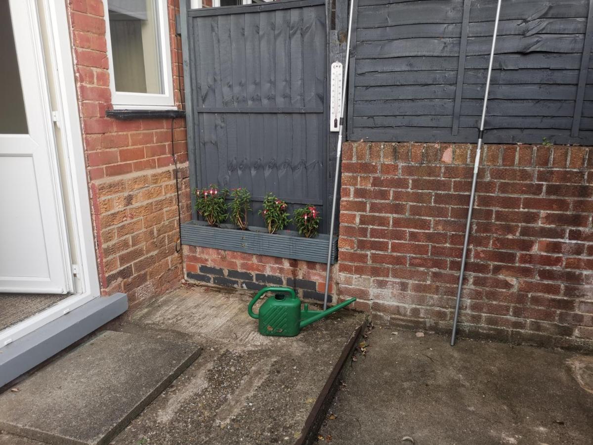 Wollanton Park Beeston Near East Midlands Conference Centre Train Station Tram Stop Guest house