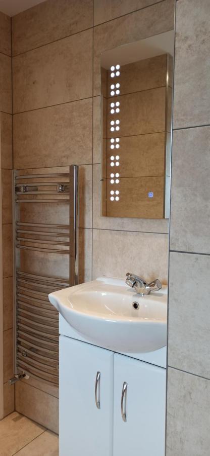 Broxtowe House -3 Bed House Parking *