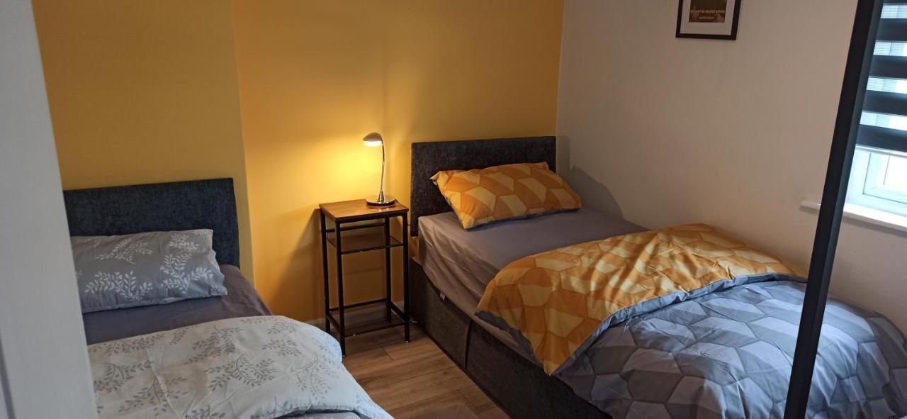 Broxtowe House -3 Bed House Parking