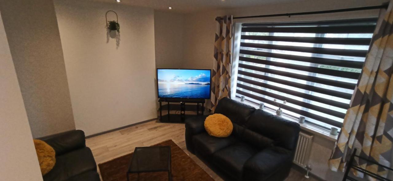 Broxtowe House -3 Bed House Parking