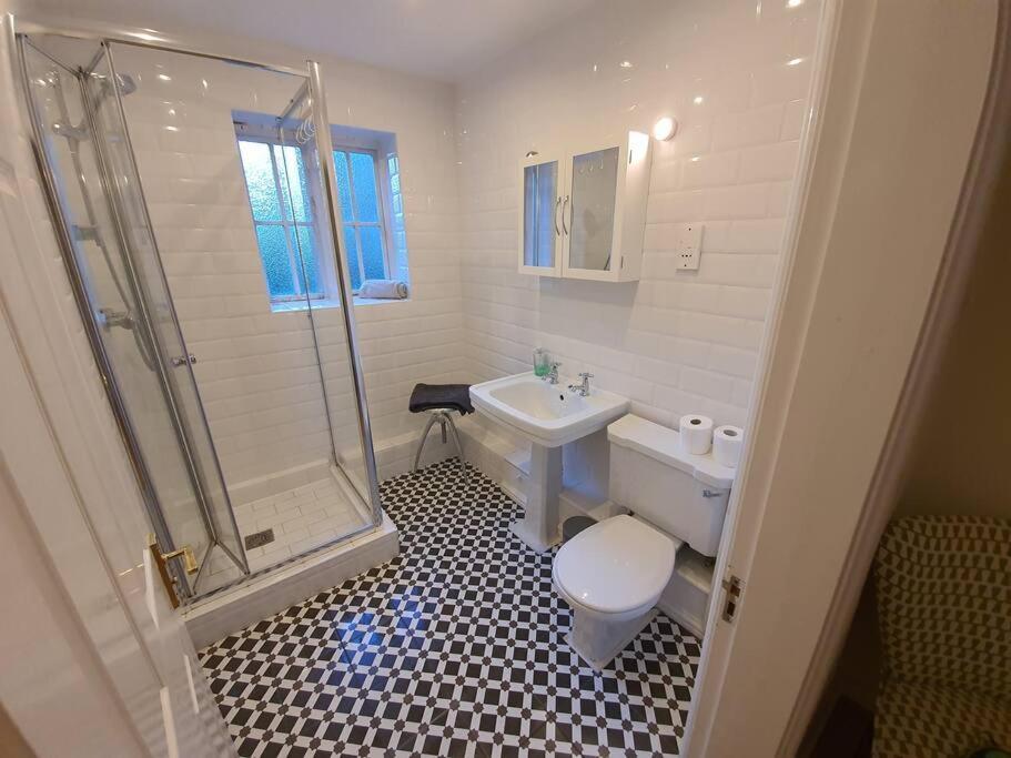 Unique 3 B'room House + Free Parking /city Centre