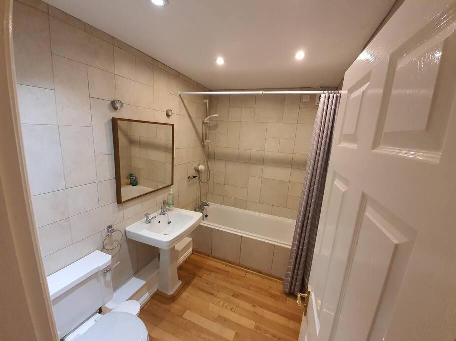 Unique 3 B'room House + Free Parking /city Centre Apartamento *